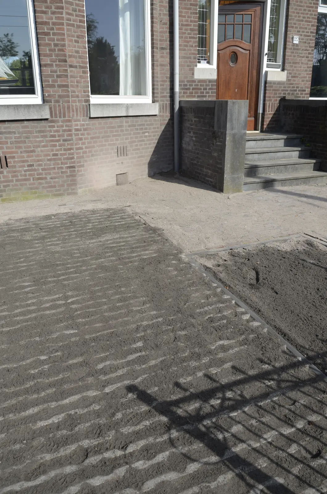 Vlak afgereden zandbed voor de bestrating van de voortuin