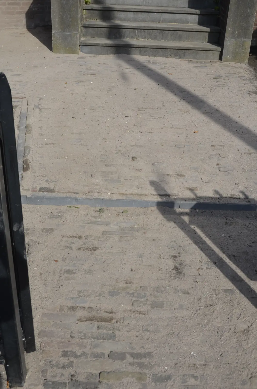 Detail van de aansluiting op het bestaande trottoir