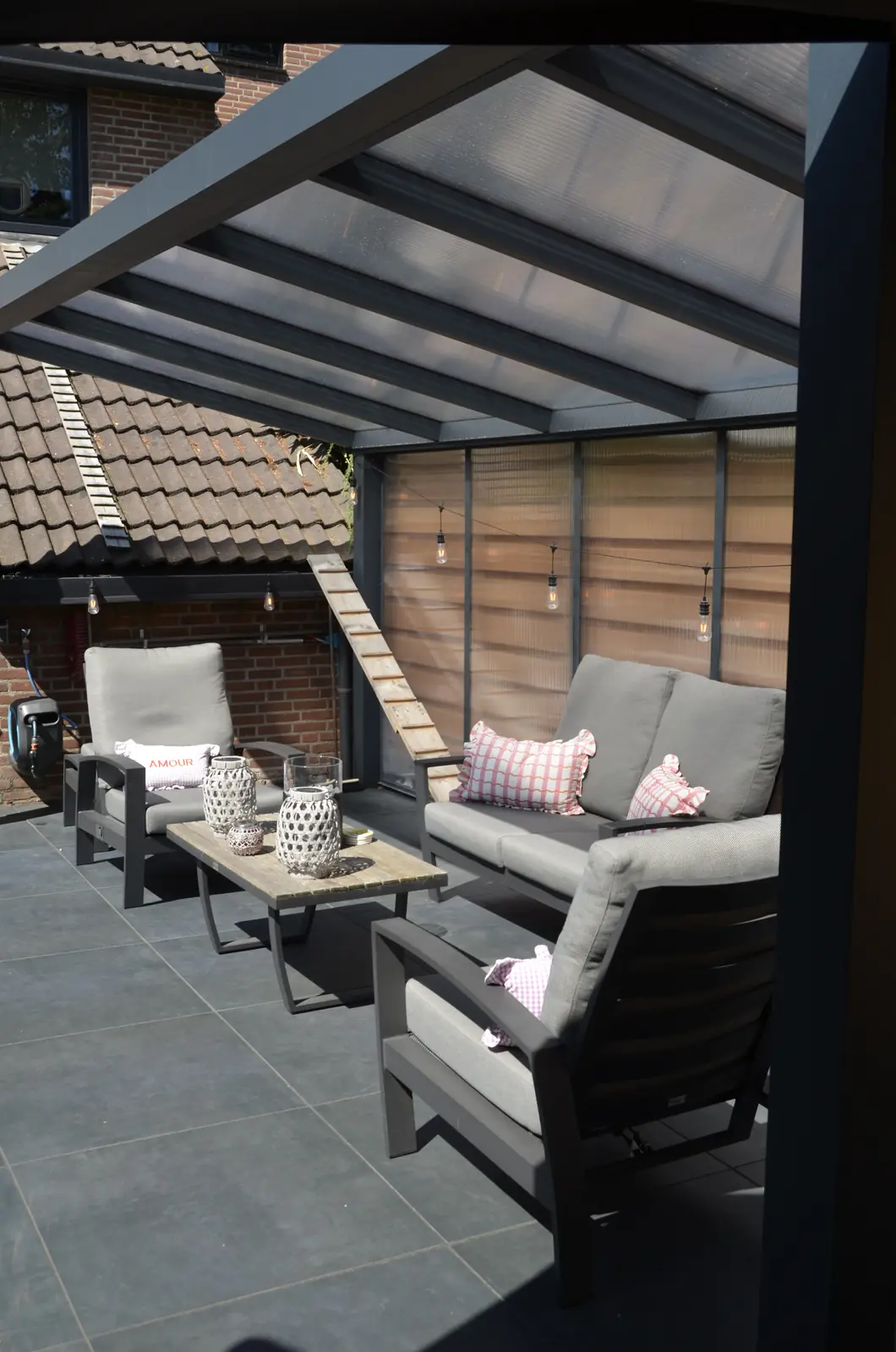 Terras met houten schutting, parasol en plantenbakken langs de rand — Rotterdam