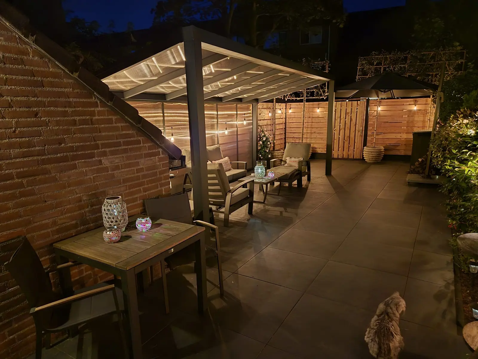 Zithoek onder de veranda in de avond — Rotterdam
