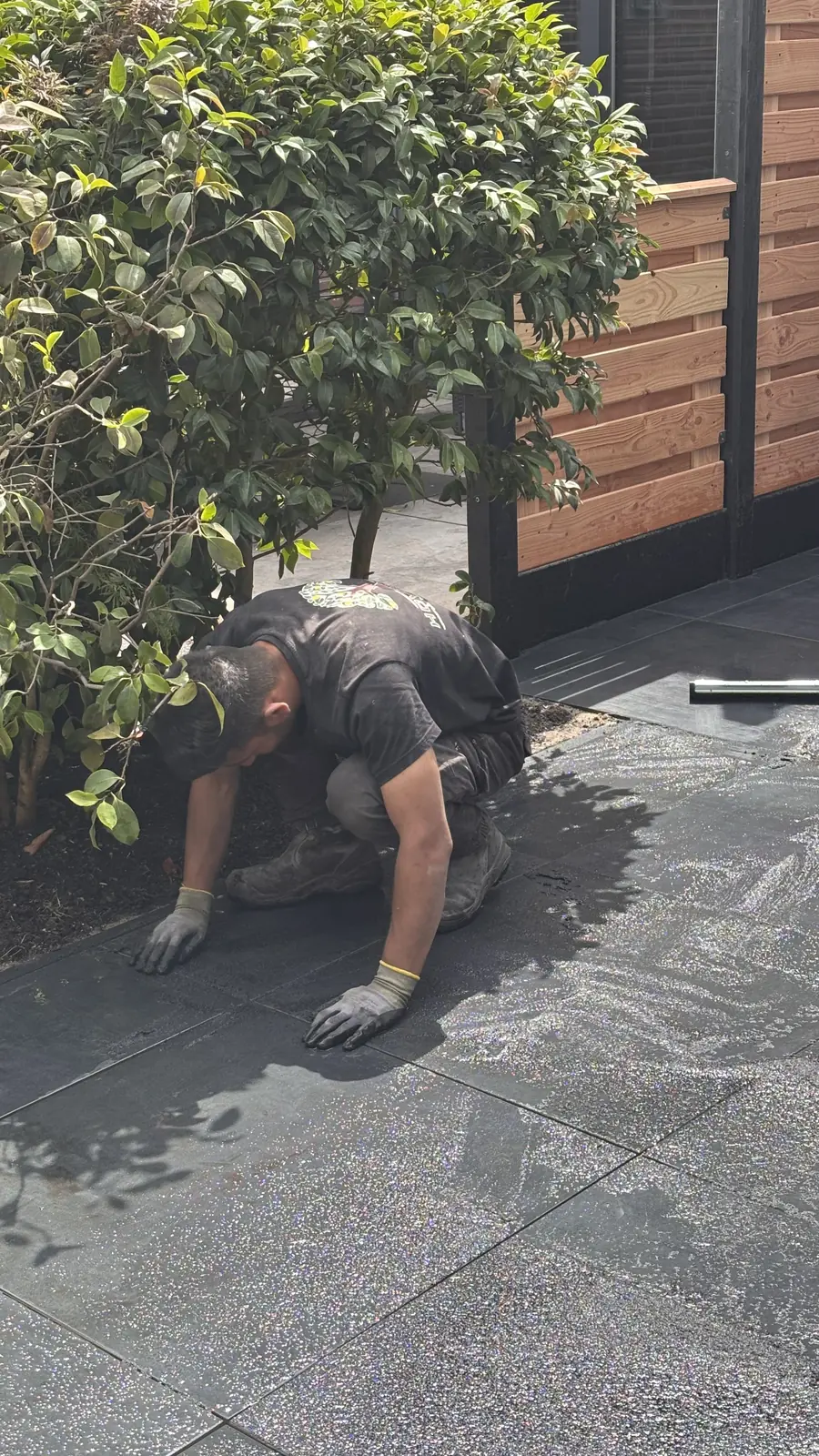 Hovenier op de knieën bij de border — Rotterdam