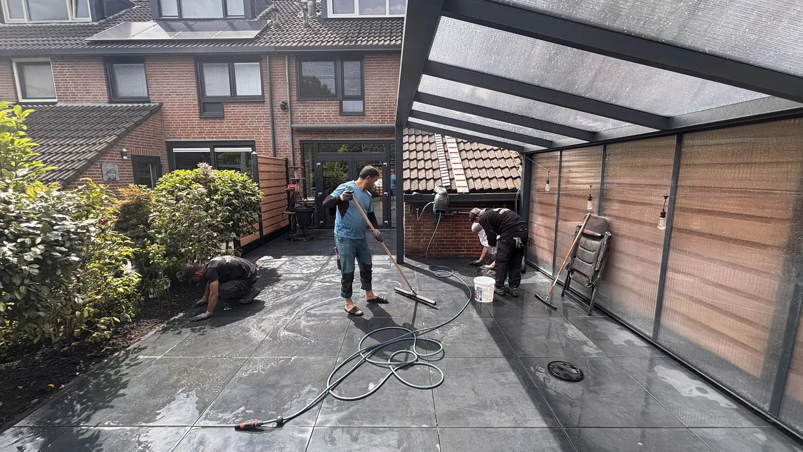 Twee hoveniers aan weerszijden van het terras — Rotterdam