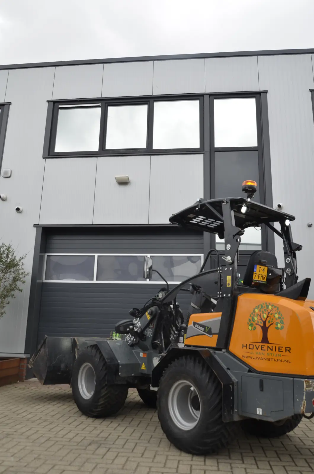 De shovel met knikbesturing, klein genoeg voor een Rotterdamse achtertuin